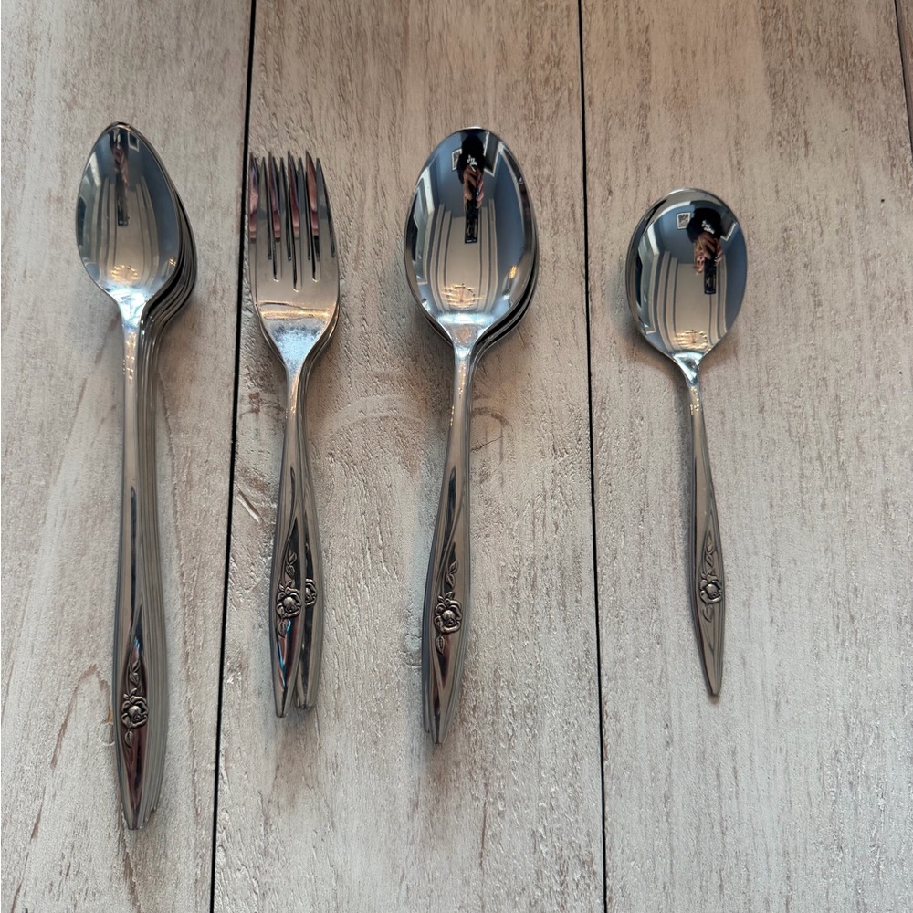 Vintage  Oneida Lasting Rose stainless steel flatware 25 Piece Set